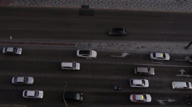 Abu Dabi, BAE -10 Ocak 2024: Otoyoldaki Şehir Trafiğinin Havadan Yukarıdan Aşağı Görünümü. Orta Doğu 'daki verimliliği ve hızlı gelişimi yansıtan bir sahne..