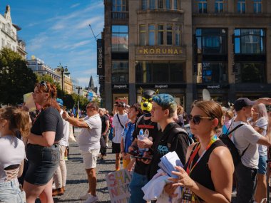 Prag, Çek Cumhuriyeti - 12 Ağustos 2023: Prag Onur Festivali Geçidi. Gökkuşağı ve diğer LGBTQ özellikleri ile parlak ve mutlu geçit ziyaretçileri