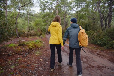 Çift Kemer yakınlarındaki Türk kıyı şeridini seviyor. Çam ormanında. Taşlarda oturmak, deniz dalgalarını izlemek, birlikte dinlenmek, sakin mavi suyun yanında, yumuşak kış ışığı altında romantik bir an..