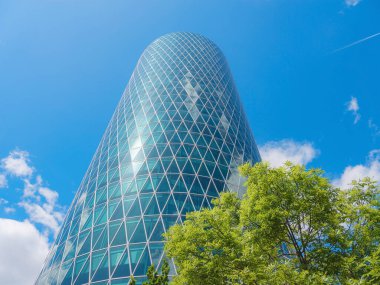 Frankfurt, Almanya - 16 Mayıs 2023: Frankfurt 'ta iş bölgesindeki modern gökdelenlerin alt görünümü