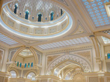 Abu Dhabi, BAE 15 Ocak 2024 Sarayın iç kesimlerinde muazzam bir altın kubbe ve karmaşık mozaikler bulunmaktadır. Birleşik Arap Emirlikleri Başkanlık Sarayı 'nda kraliyet zenginliği.