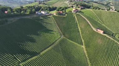 Yaz insansız hava aracı görüntüleri, Styria üzüm bağlarının gün batımında parladığını, yeşil sıralarla kaplı tepeleri, sıcak atmosferi, sakin manzarayı, şarap ülkesinin sessiz güzelliğini yakaladığını gösteriyor..