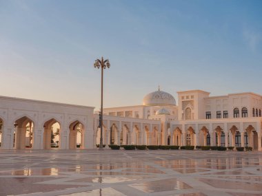 Qasr Al Watan Sarayı Dış Mimarisi Abu Dabi BAE Açıklaması: Qasr Al Watan başkanlık sarayı açık mavi gökyüzünün altında yer almaktadır. Abu Dabi 'de modern İslam tasarımı.