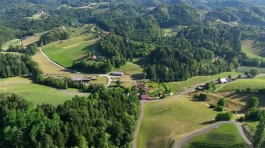 Avusturya, Styria 'da sonsuz yemyeşil üzüm bağları, teraslı yamaçlara ve uzak Alplere altın renkler dökme, zamansız şarap mirası, ılık ışıkla yıkanmış huzurlu vadiler, mükemmel seyahat