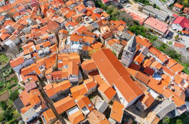 İnsansız hava aracı Hırvatistan 'ın Krk Adası' ndaki Baska kasabalarının çarpıcı manzarasını yakaladı. Mavi Adriyatik Denizi kayalık kıyı şeridi ve geleneksel Akdeniz mimarisiyle karşılaşıyor.