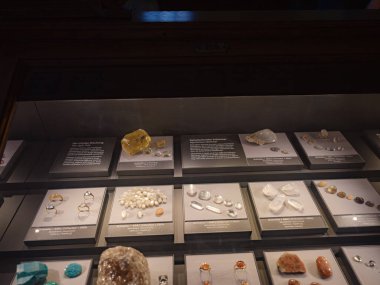 Viyana, Avusturya 14 Temmuz 2023 Doğal Tarih Müzesi 'nde işlenmiş ve işlenmemiş değerli ve yarı değerli taşlar sergisi.