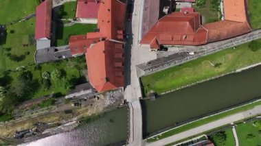 Yaz insansız hava aracı görüntüleri ortaçağ Friesach 'ını gösteriyor, eski güçlendirilmiş duvarlar, çatılar, kuleler, tepeler, sakin atmosfer, sıcak gün ışığı, hafif sinematik hareket