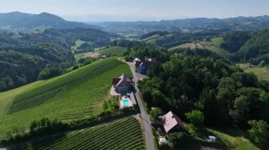 Avusturya, Styria 'da sonsuz yemyeşil üzüm bağları, teraslı yamaçlara ve uzak Alplere altın renkler dökme, zamansız şarap mirası, ılık ışıkla yıkanmış huzurlu vadiler, mükemmel seyahat