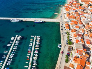 İnsansız hava aracı Hırvatistan 'ın Krk Adası' ndaki Baska kasabalarının çarpıcı manzarasını yakaladı. Mavi Adriyatik Denizi kayalık kıyı şeridi ve geleneksel Akdeniz mimarisiyle karşılaşıyor.