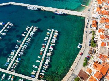 İnsansız hava aracı Hırvatistan 'ın Krk Adası' ndaki Baska kasabalarının çarpıcı manzarasını yakaladı. Mavi Adriyatik Denizi kayalık kıyı şeridi ve geleneksel Akdeniz mimarisiyle karşılaşıyor.