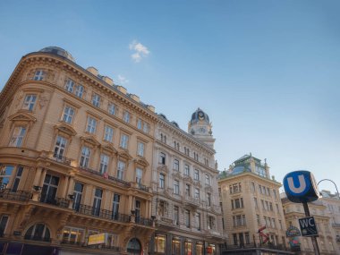 Viyana Avusturya 30 Temmuz 2023: Viyana 'da yaz günü Stephansplatz Meydanı' ndaki tarihi Aziz Stephens Katedrali. Turistler Avusturya 'nın başkentinin Gotik mimari simgelerinin yakınında yürüyorlar.