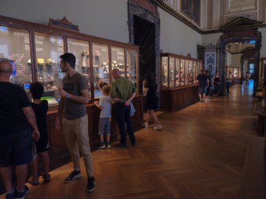 Viyana, Avusturya 14 Temmuz 2023: Değerli ve yarı değerli taş sergisi Doğal Tarih Müzesi, Viyana 'da işlendi ve işlenmedi