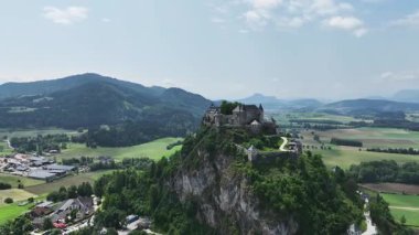 Tepedeki Hochosterwitz Kalesi 'ni, güçlendirilmiş duvarları, dramatik uçurumları, yaz renklerini, silip süpüren hava hareketlerini, tarihi dönüm noktalarını görüntüleyen sinematik dron görüntüleri.