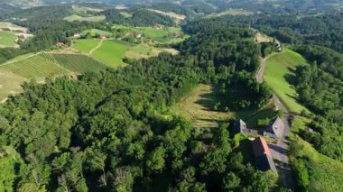 Yaz insansız hava aracı görüntüleri, Styria üzüm bağlarının gün batımında parladığını, yeşil sıralarla kaplı tepeleri, sıcak atmosferi, sakin manzarayı, şarap ülkesinin sessiz güzelliğini yakaladığını gösteriyor..