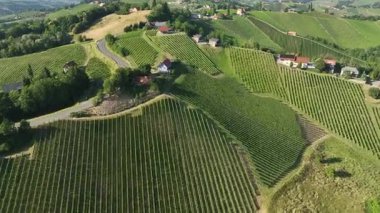 Yaz insansız hava aracı görüntüleri, Styria üzüm bağlarının gün batımında parladığını, yeşil sıralarla kaplı tepeleri, sıcak atmosferi, sakin manzarayı, şarap ülkesinin sessiz güzelliğini yakaladığını gösteriyor..