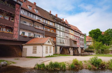 Erfurt, Almanya - 21 Mayıs 2023: Merchants Bridge, Kraemerbruecke, Erfurt, Almanya. 1325 yılında inşa edilmiş. Alpler 'in kuzeyinde tamamen evlerle inşa edilmiş tek köprü.