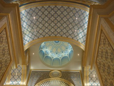 Abu Dhabi, BAE 15 Ocak 2024 Sarayın iç kesimlerinde muazzam bir altın kubbe ve karmaşık mozaikler bulunmaktadır. Birleşik Arap Emirlikleri Başkanlık Sarayı 'nda kraliyet zenginliği.