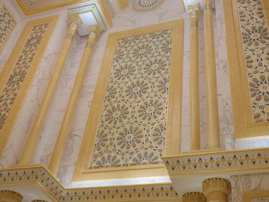 Abu Dhabi, BAE 15 Ocak 2024 Sarayın iç kesimlerinde muazzam bir altın kubbe ve karmaşık mozaikler bulunmaktadır. Birleşik Arap Emirlikleri Başkanlık Sarayı 'nda kraliyet zenginliği.