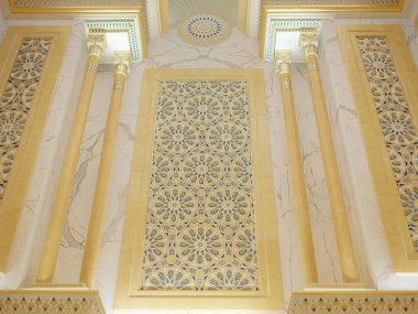 Abu Dhabi, BAE 15 Ocak 2024 Sarayın iç kesimlerinde muazzam bir altın kubbe ve karmaşık mozaikler bulunmaktadır. Birleşik Arap Emirlikleri Başkanlık Sarayı 'nda kraliyet zenginliği.