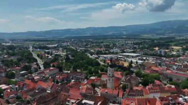 Wolfsberg 'in şehir merkezini, kilise kulelerini, yeşil tepeleri, katmanlı vadileri, ılık ışığı, pürüzsüz insansız hava aracı uçuşlarını, Avrupa' nın atmosferik küçük kasaba manzarasını gösteren yaz görüntüleri.