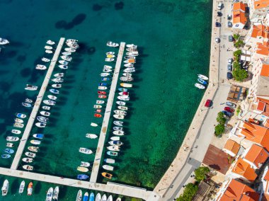İnsansız hava aracı Hırvatistan 'ın Krk Adası' ndaki Baska kasabalarının çarpıcı manzarasını yakaladı. Mavi Adriyatik Denizi kayalık kıyı şeridi ve geleneksel Akdeniz mimarisiyle karşılaşıyor.