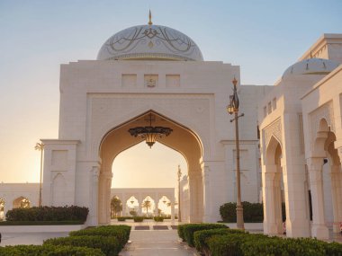 Zarif dış yüzeyde süslü kemerleri ve dekoratif fenerleri olan geleneksel Arap tasarım unsurları sergileniyor. Beyaz mermer duvarlar ve geometrik desenler otantik oryantal atmosfer yaratır