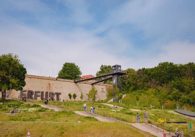 Erfurt, Almanya - 21 Mayıs 2023: Erfurt 'taki tarihi kale ve şehir merkezi manzarası, tarihi miras.