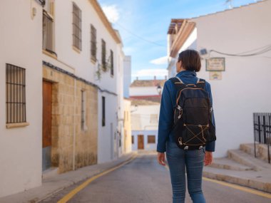 İspanya 'nın Alicante eyaletinin büyüleyici dar sokaklarında gezinen, tarihi Akdeniz mimarisi ile çevrili, barışçıl atmosfer ve kültürel ortamın tadını çıkaran genç bir kadın..