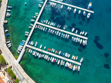 İnsansız hava aracı Hırvatistan 'ın Krk Adası' ndaki Baska kasabalarının çarpıcı manzarasını yakaladı. Mavi Adriyatik Denizi kayalık kıyı şeridi ve geleneksel Akdeniz mimarisiyle karşılaşıyor.