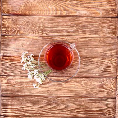 Eski ahşap masa üzerinde bitki bitkisel çay. Üstten Görünüm. Alternatif Tıp kavramı