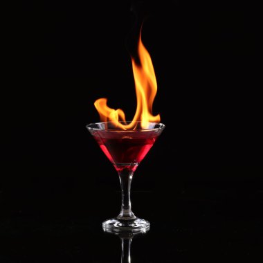 Alkollü içecekler buz küpleriyle siyah arka plan üzerine yazma