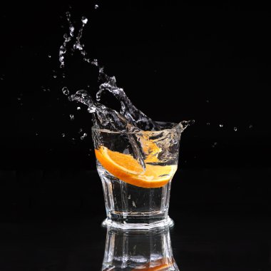 Martini cam siyah arka plan üzerine içine sıçramasına kokteyl