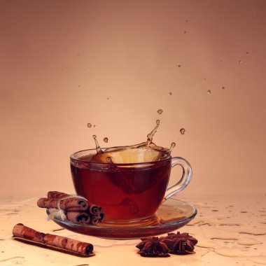 çay bardak portakal arka plan üzerinde