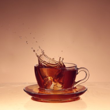 çay bardak portakal arka plan üzerinde