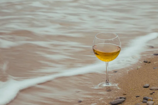 Romantiska Glas Vin Sitter Stranden Mulen Höst Väder Kall Vind — Stockfoto