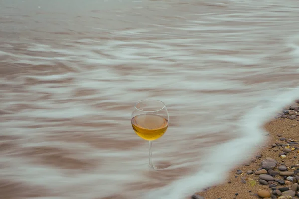 Romántica copa de vino sentado en la playa, nublado wea otoño —  Fotos de Stock