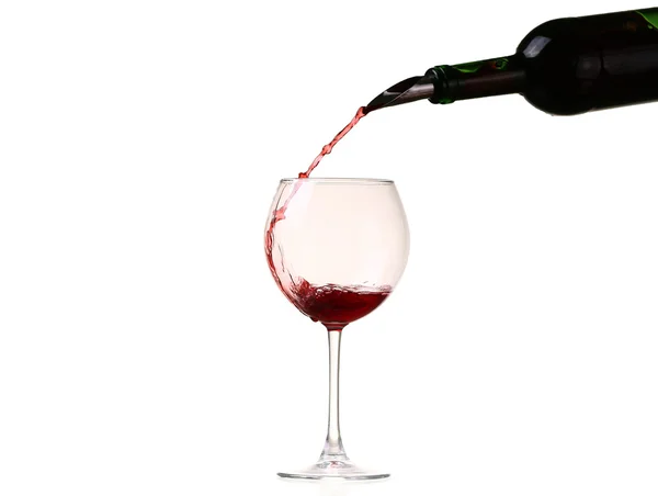 Rode wijn glas op een witte achtergrond, plons — Stockfoto