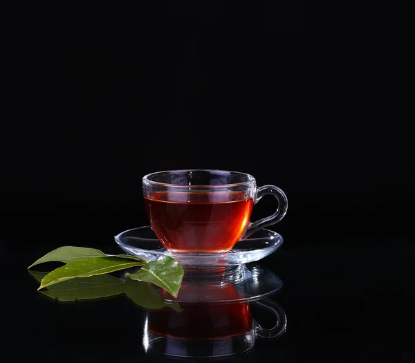 Taza de té de vidrio sobre fondo negro . — Foto de Stock