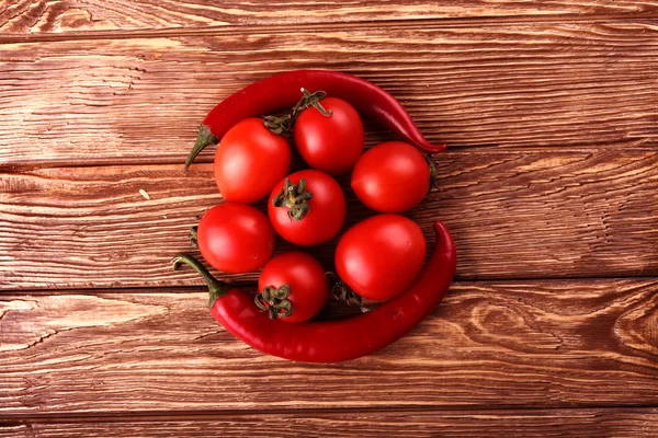 Macro close-up de pimenta vermelha e tomates e macarrão na mesa de madeira — Fotografia de Stock