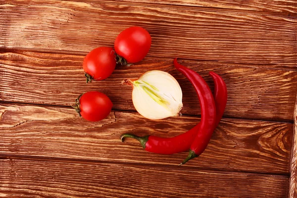 Macro close-up de pimenta vermelha e tomates e macarrão na mesa de madeira — Fotografia de Stock