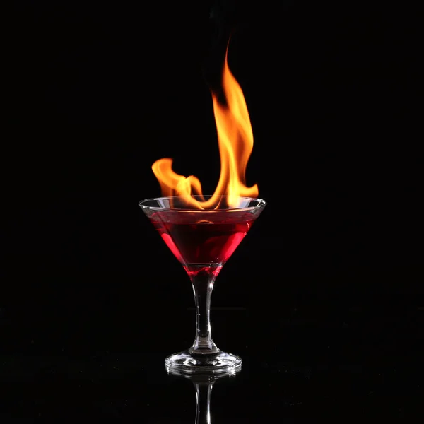 Brûler des boissons alcoolisées avec des glaçons, sur fond noir — Photo