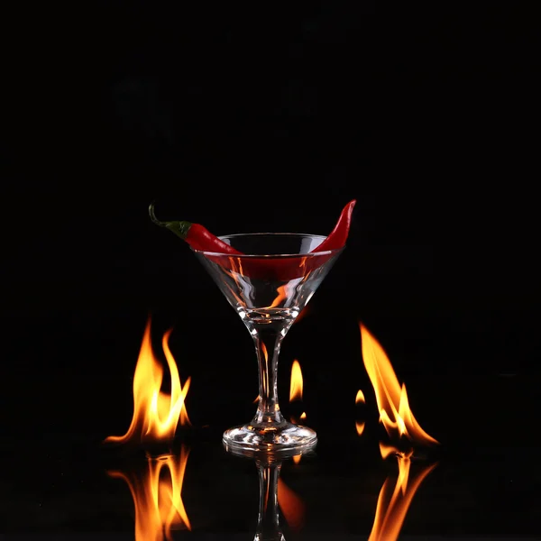 Bebidas alcohólicas en llamas con cubitos de hielo, sobre fondo negro —  Fotos de Stock