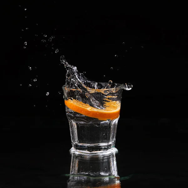 Martini cocktail spatten in glas op zwarte achtergrond — Stockfoto