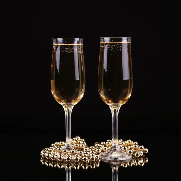 Bicchiere di champagne con spruzzi, su sfondo nero — Foto Stock