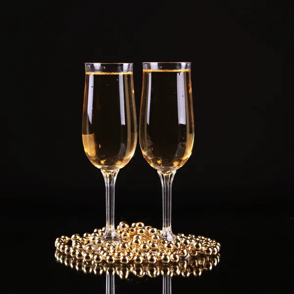 Bicchiere di champagne con spruzzi, su sfondo nero — Foto Stock