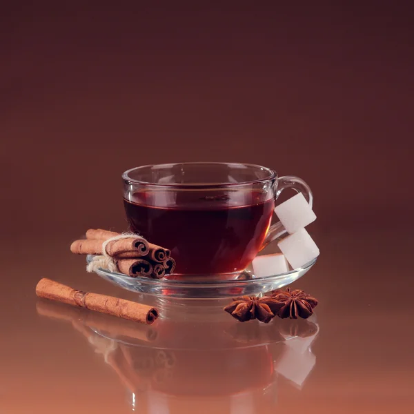 Чашка чаю на склі з помаранчевим фоном — стокове фото
