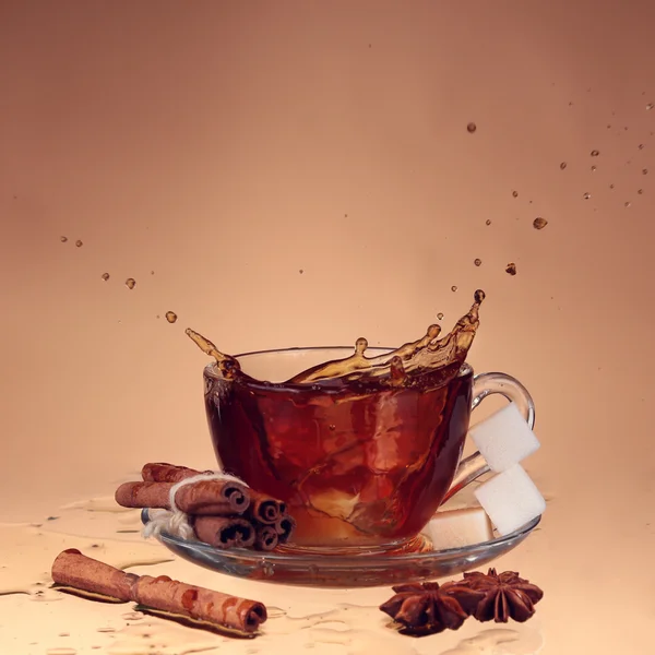 Xícara de chá em vidro com fundo laranja — Fotografia de Stock