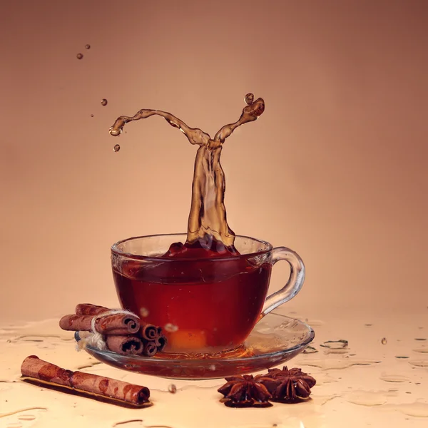 Kopp te på glas med orange bakgrund — Stockfoto