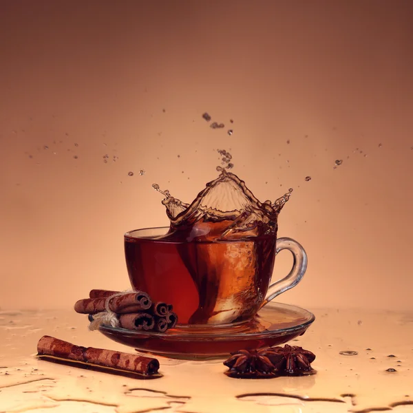 Taza de té sobre vidrio con fondo naranja — Foto de Stock