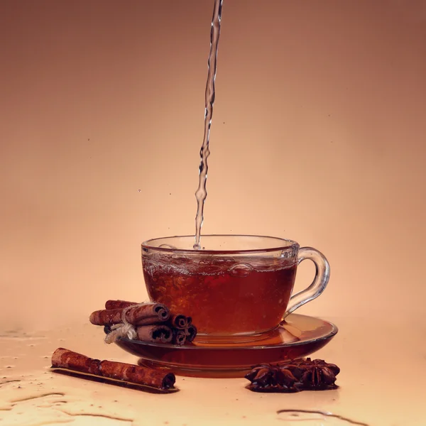 Kopp te på glas med orange bakgrund — Stockfoto